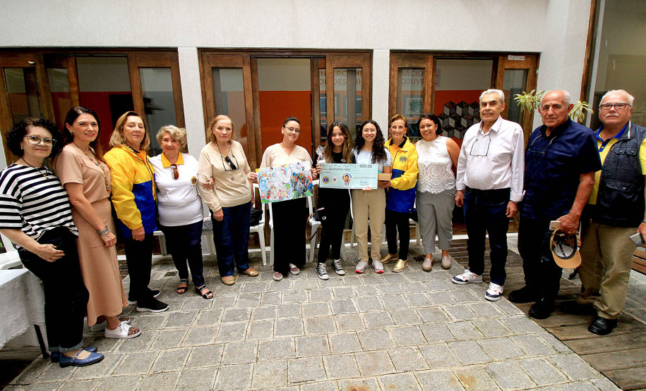 Alunas do Centro Juvenil de Artes Plásticas recebem prêmio de concurso internacional
