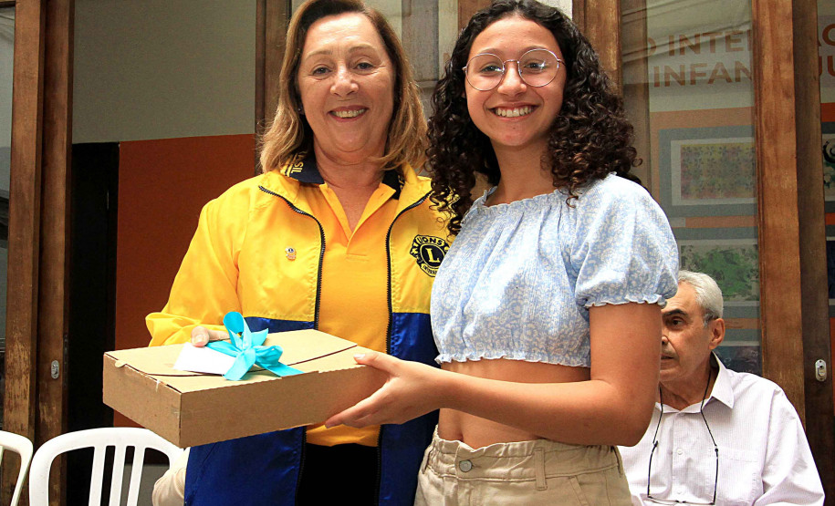 Alunas do Centro Juvenil de Artes Plásticas recebem prêmio de concurso internacional