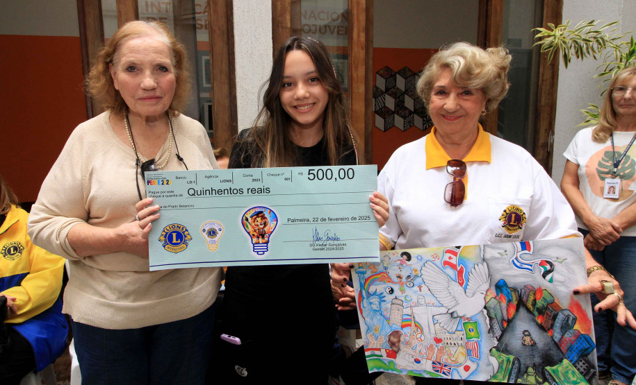 Alunas do Centro Juvenil de Artes Plásticas recebem prêmio de concurso internacional