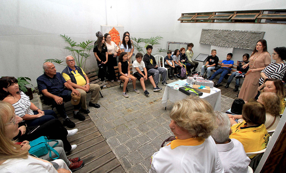 Alunas do Centro Juvenil de Artes Plásticas recebem prêmio de concurso internacional