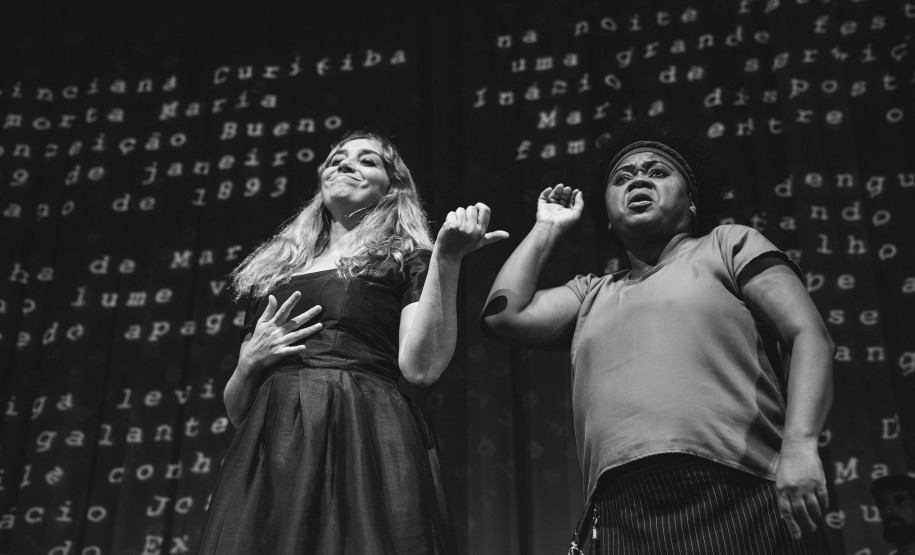 Filas gigantes e casa cheia: estreia da peça que celebra Dalton Trevisan vira sucesso