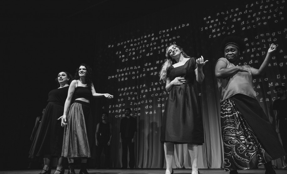 Filas gigantes e casa cheia: estreia da peça que celebra Dalton Trevisan vira sucesso