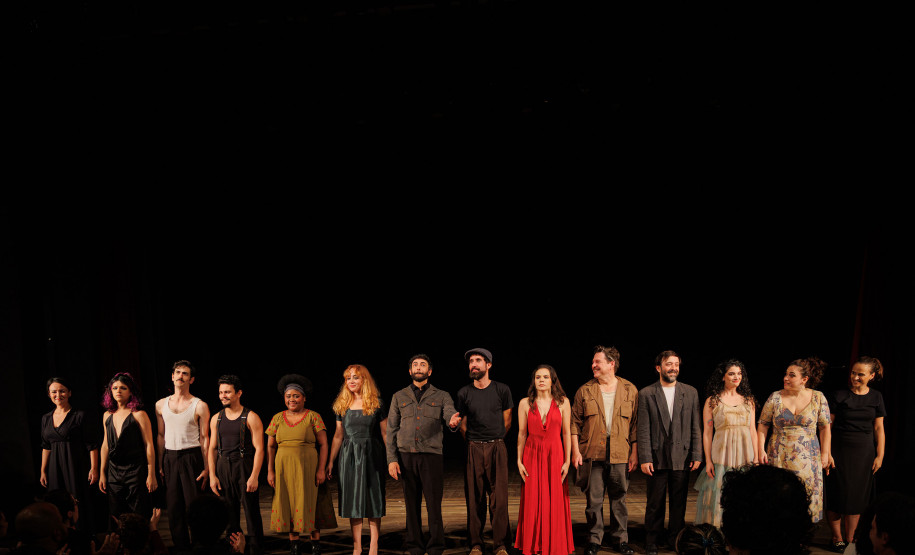 Filas gigantes e casa cheia: estreia da peça que celebra Dalton Trevisan vira sucesso