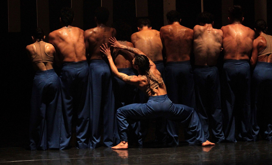 Cerca de 350 alunos e professores de três escolas estaduais de Curitiba tiveram a oportunidade neta sexta-feira (7) de assistir à apresentação que será levada na turnê do grupo pelo país europeu a partir da semana que vem.