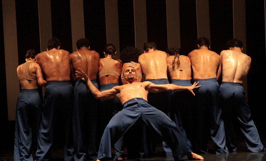 Cerca de 350 alunos e professores de três escolas estaduais de Curitiba tiveram a oportunidade neta sexta-feira (7) de assistir à apresentação que será levada na turnê do grupo pelo país europeu a partir da semana que vem.