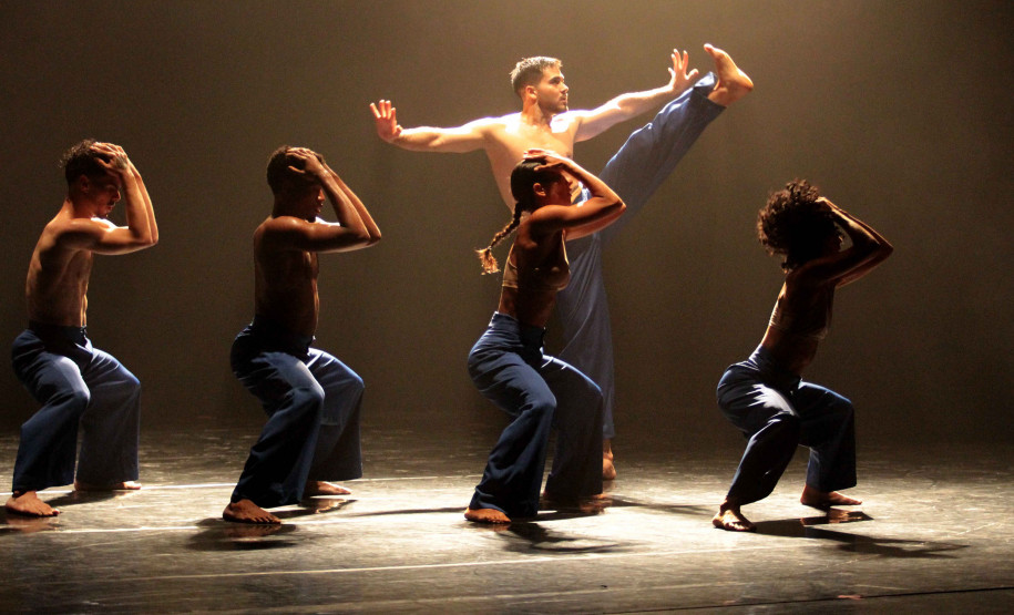 Cerca de 350 alunos e professores de três escolas estaduais de Curitiba tiveram a oportunidade neta sexta-feira (7) de assistir à apresentação que será levada na turnê do grupo pelo país europeu a partir da semana que vem.