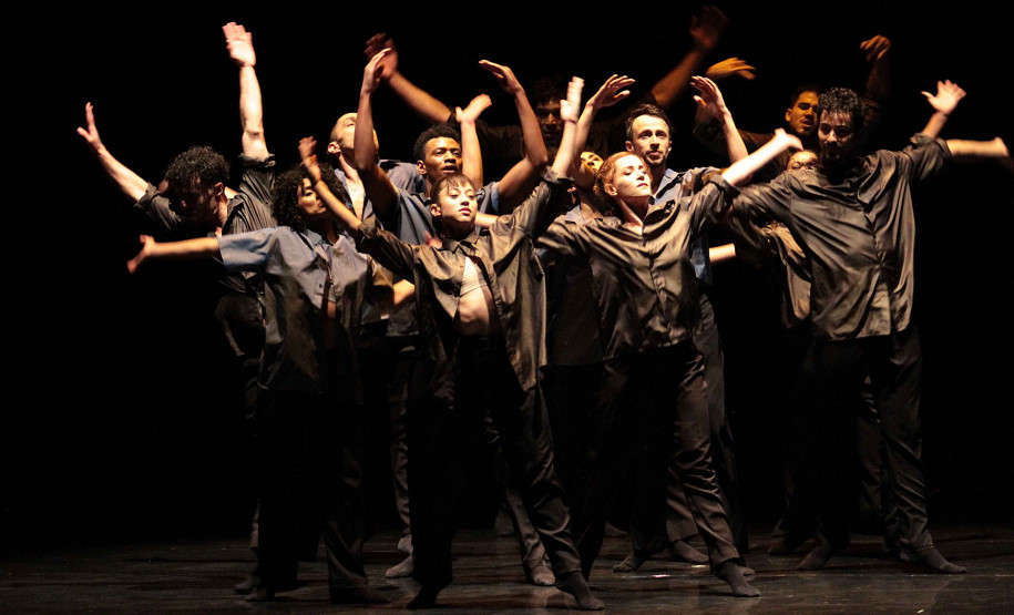 Cerca de 350 alunos e professores de três escolas estaduais de Curitiba tiveram a oportunidade neta sexta-feira (7) de assistir à apresentação que será levada na turnê do grupo pelo país europeu a partir da semana que vem.