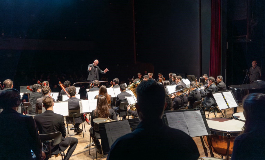 Teatro Guaíra recebe Orquestra Novva de Curitiba e Simone Leitão nesta quinta-feira