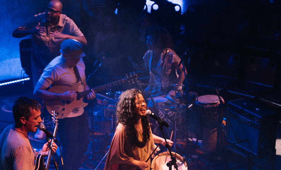 A cantora Thayana Barbosa encerra a temporada do projeto Toda Pele no palco do Teatro José Maria Santos