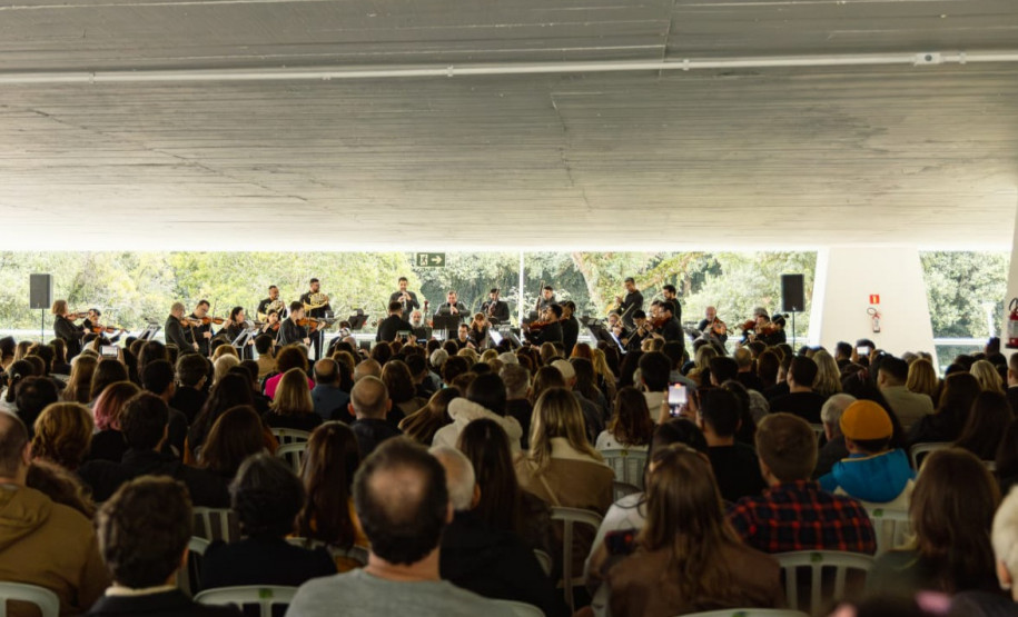 Concerto da Orquestra Sinfônica do Paraná no Museu Oscar Niemeyer é sucesso de público