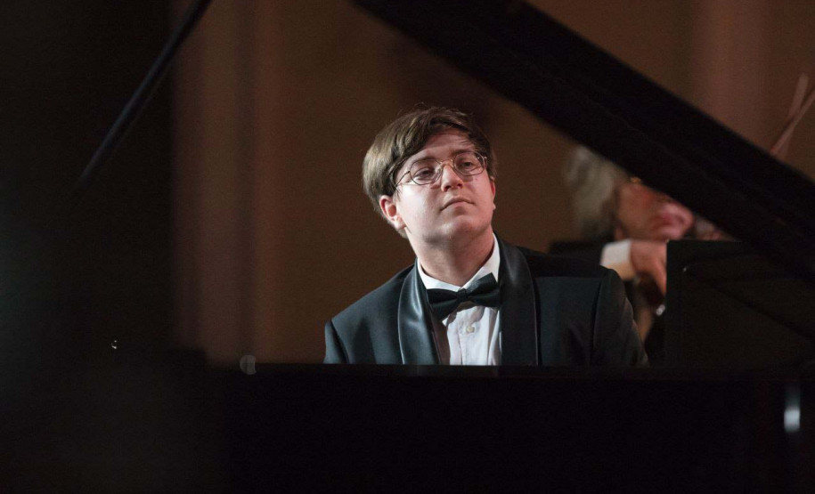 Orquestra Sinfônica do Paraná se apresenta neste domingo no Guairão com regência de José Soares e participação do pianista Estefan Iatcekiw