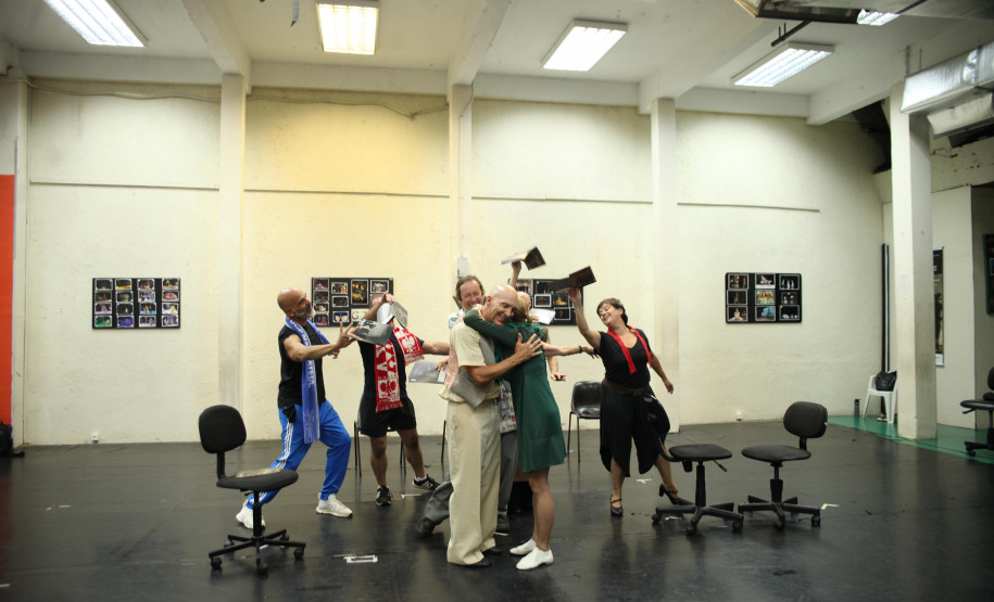 G2 celebra 25 anos com um espetáculo inédito sobre um sujeito que não aproveita a vida