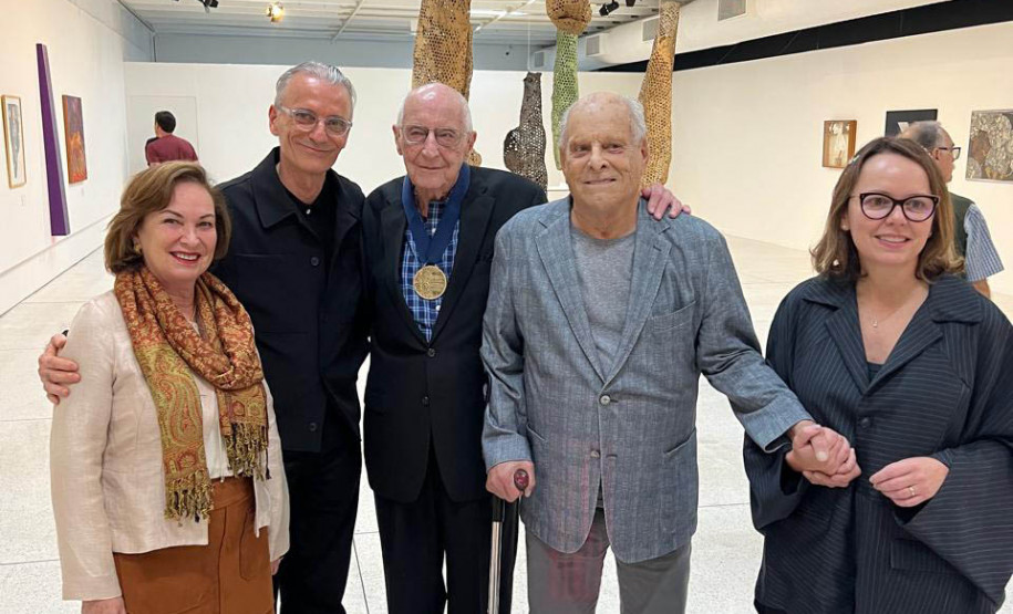 Estado entrega Medalha de Mérito Cultural a Fernando Velloso, referência da arte