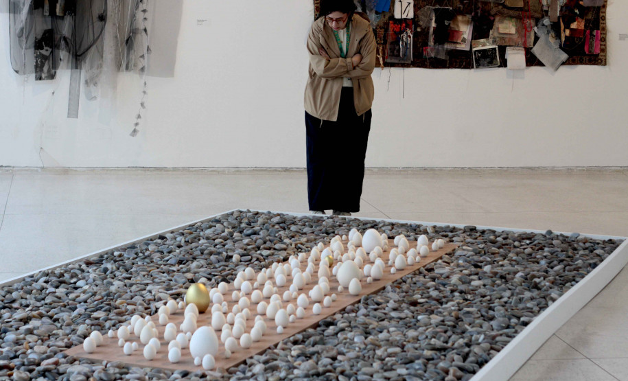 Também em exposição no MAC no MON, a artista Guita Soifer apresenta "A Trama Intrincada do Tempo", que traz pinturas, esculturas, fotografias, gravuras, vídeos e instalações explorando o tempo, a memória e as transformações da matéria, sob curadoria de Agnaldo Farias.