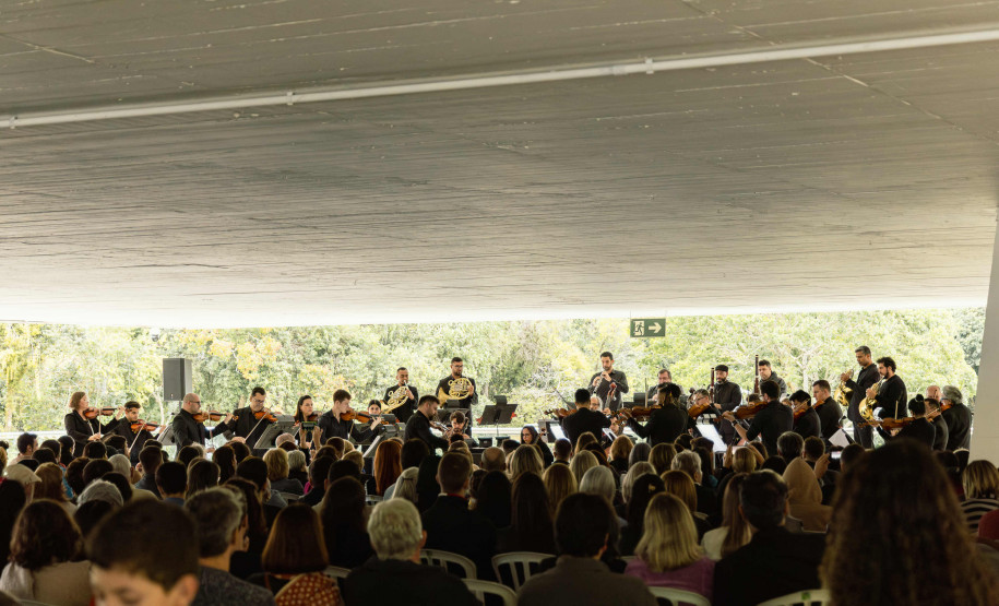 Concerto da Orquestra Sinfônica do Paraná no Museu Oscar Niemeyer é sucesso de público
