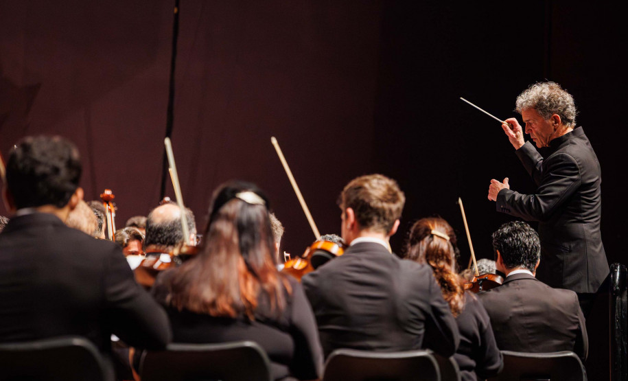 Com regência do holandês Vincent de Kort, Orquestra Sinfônica do Paraná lota Guairão