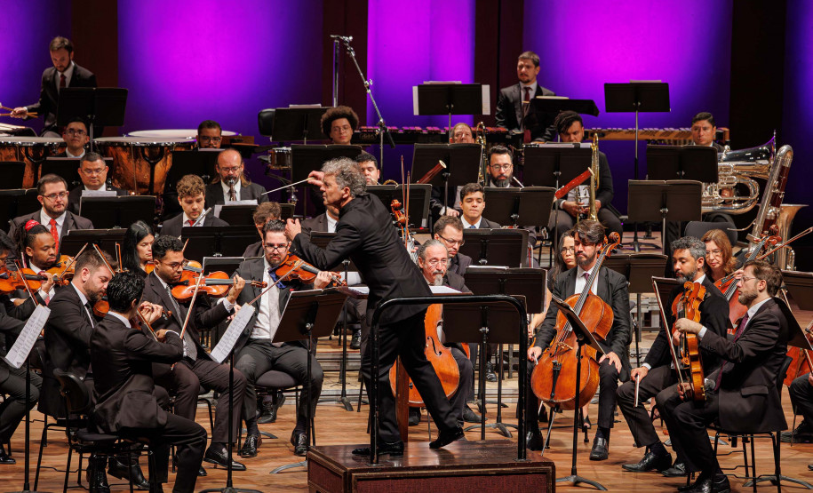 Com regência do holandês Vincent de Kort, Orquestra Sinfônica do Paraná lota Guairão