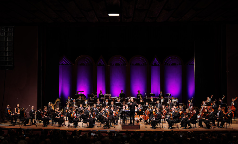 Com regência do holandês Vincent de Kort, Orquestra Sinfônica do Paraná lota Guairão