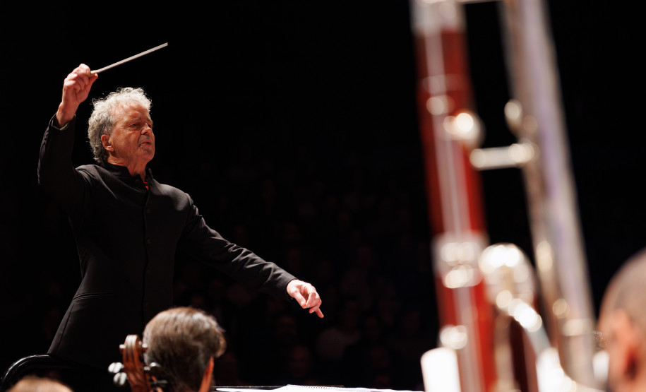 Com regência do holandês Vincent de Kort, Orquestra Sinfônica do Paraná lota Guairão