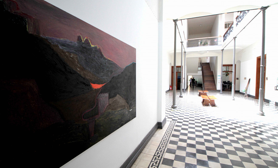 Na sede Adalice Araújo, a mostra "Somos Este Tipo de Gente" reúne obras de Adão, Francis Rodrigues, Hugo Mendes, Lígia Borba, Livia Fontana, Toni Graton, Glauco Menta e Vaguelis Silva, com curadoria de Emerson Persona e que evidenciam a diversidade e as diferentes poéticas da arte contemporânea.