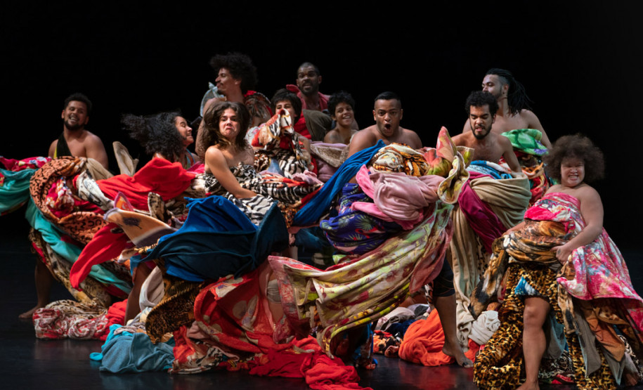 Vencedor do APCA e celebrado em Paris, espetáculo de dança "Encantado" chega ao Guaíra