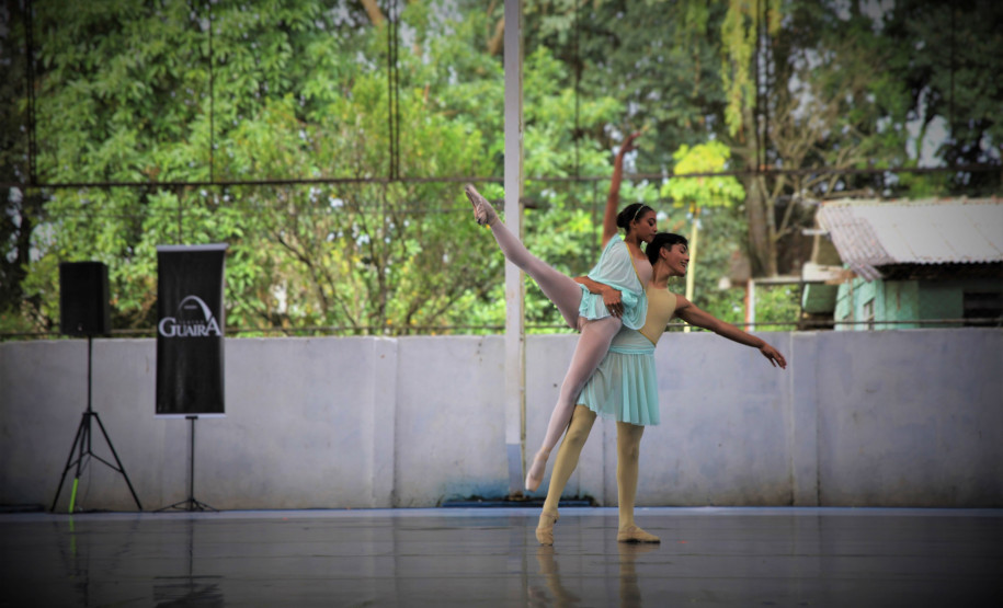 Escola de Dança Teatro Guaíra encanta 750 alunos em apresentação em colégio