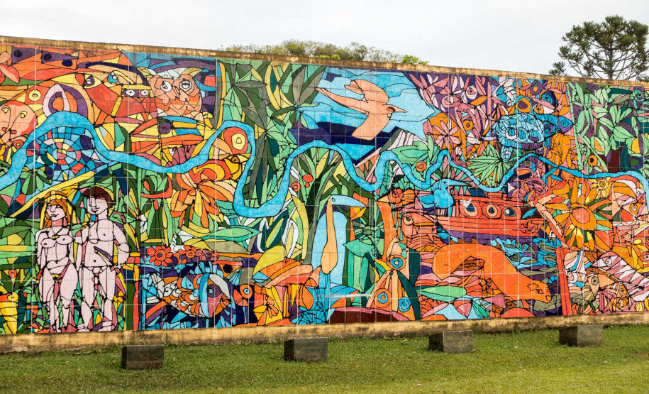 Nova exposição do MAC Paraná celebra os 80 anos do artista Rogério Dias