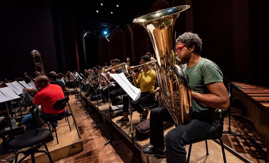 Entre famílias de instrumentos, movimentos e disposição: como funciona a Orquestra Sinfônica