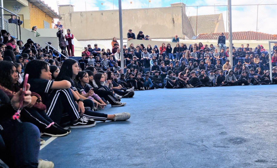 Escola de Dança Teatro Guaíra encanta 750 alunos em apresentação em colégio
