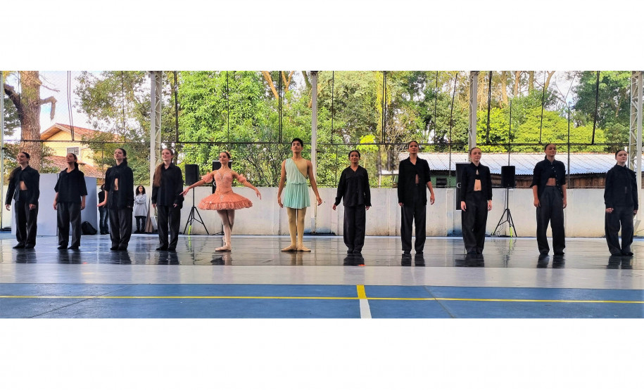 Escola de Dança Teatro Guaíra encanta 750 alunos em apresentação em colégio