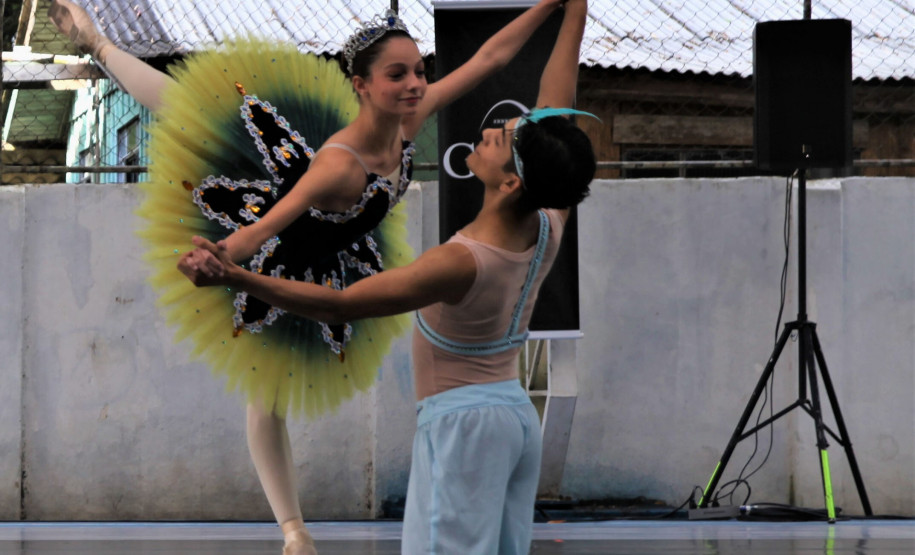 Escola de Dança Teatro Guaíra encanta 750 alunos em apresentação em colégio