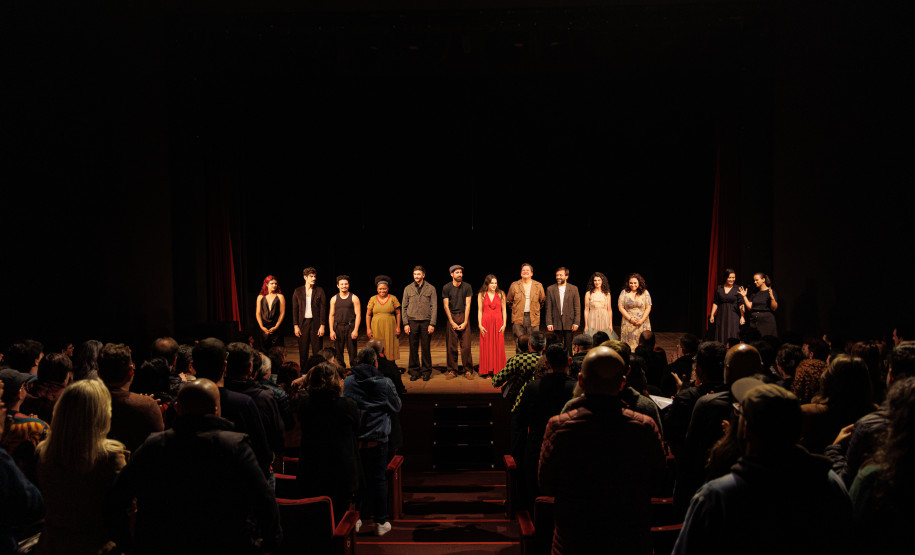 "Daqui Ninguém Sai": peça é gratuita para pessoas com deficiência auditiva