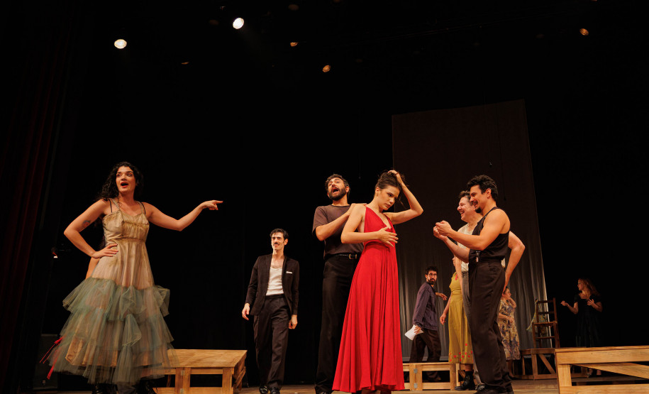 Sucesso no Festival de Curitiba, espetáculo “Daqui Ninguém Sai” estreia nova temporada no Guairinha