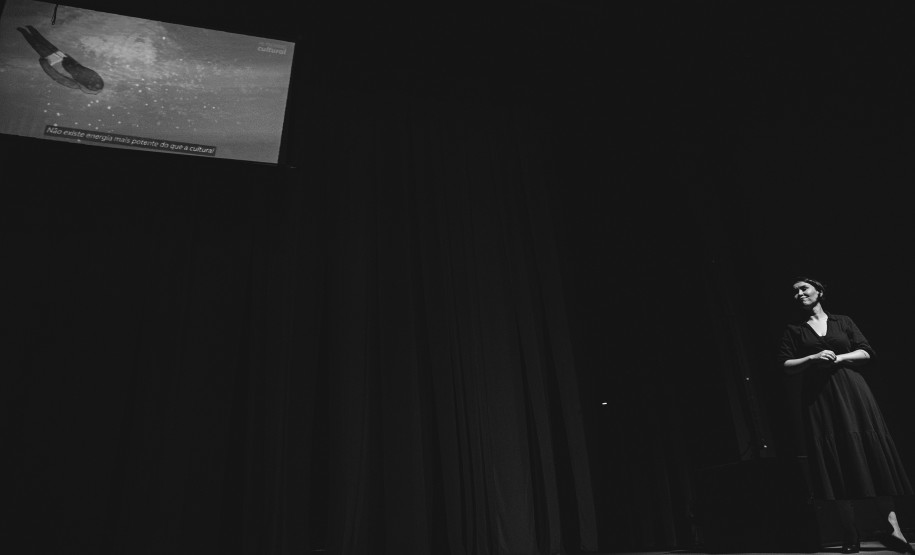 "Daqui Ninguém Sai": peça é gratuita para pessoas com deficiência auditiva