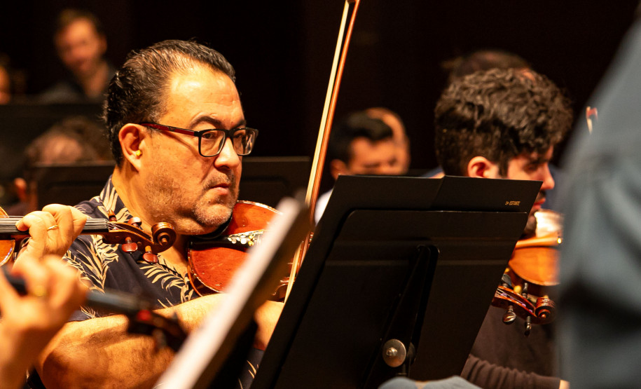 Casal, irmãos e aprendizado de gerações: os bastidores da Orquestra Sinfônica do Paraná