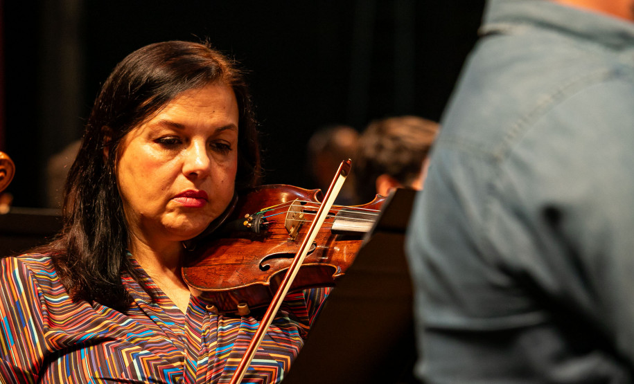 Casal, irmãos e aprendizado de gerações: os bastidores da Orquestra Sinfônica do Paraná