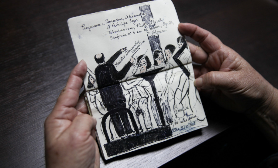 Doralice Araújo acompanha os concertos da Orquestra Sinfônica do Paraná há mais de 30 anos; na última década, passou a transformar essa paixão em arte.