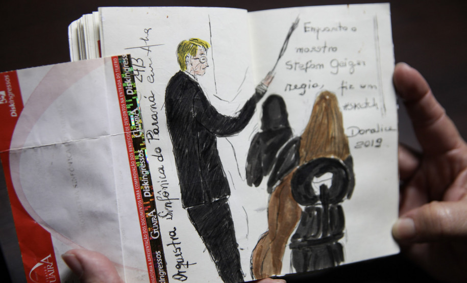 Doralice Araújo acompanha os concertos da Orquestra Sinfônica do Paraná há mais de 30 anos; na última década, passou a transformar essa paixão em arte.