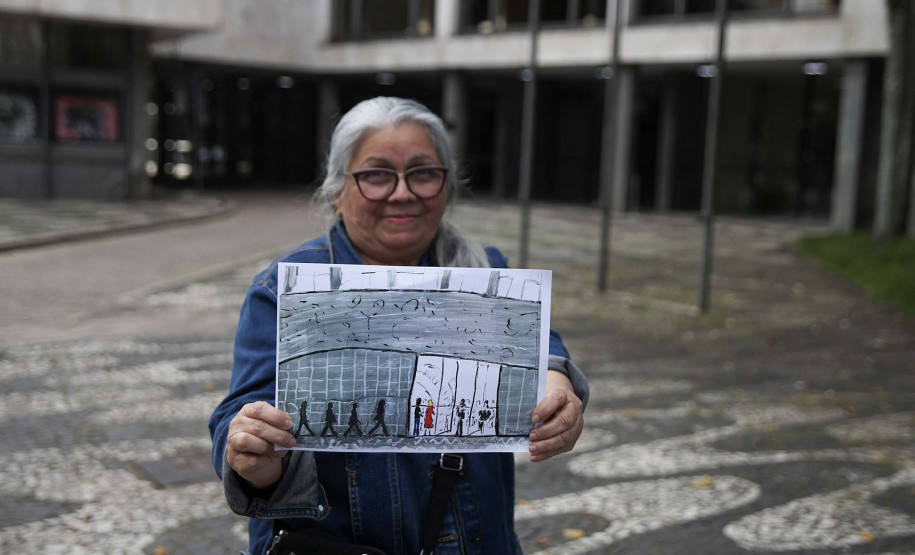 Doralice Araújo acompanha os concertos da Orquestra Sinfônica do Paraná há mais de 30 anos; na última década, passou a transformar essa paixão em arte.