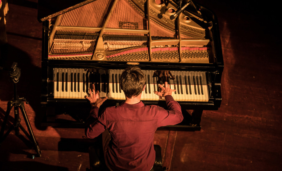 Rock ao Piano celebra os 50 anos dos clássicos de 1975 no Guairinha