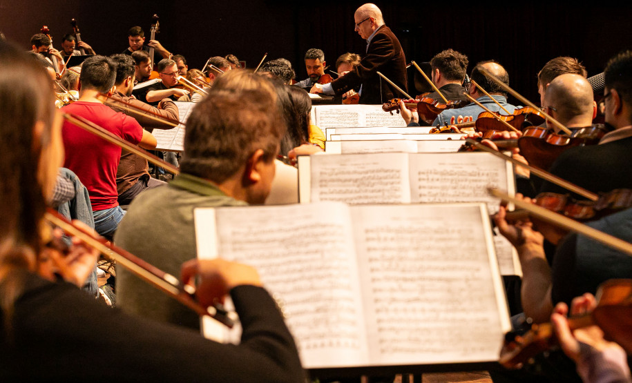 Casal, irmãos e aprendizado de gerações: os bastidores da Orquestra Sinfônica do Paraná