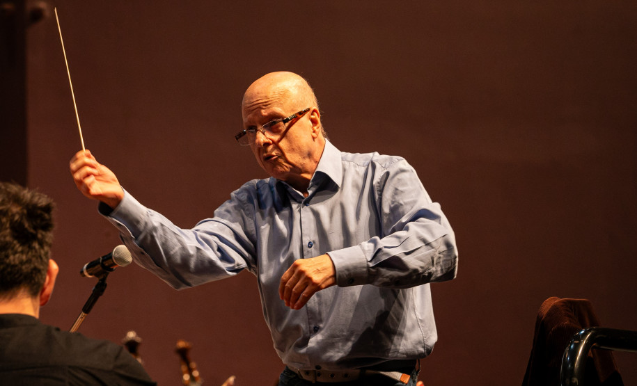 Casal, irmãos e aprendizado de gerações: os bastidores da Orquestra Sinfônica do Paraná