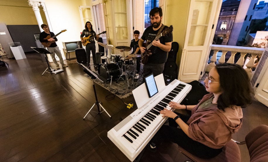 Eva Jospin no MON, Armandinho e tributos a Dalton Trevisan marcam a agenda cultural