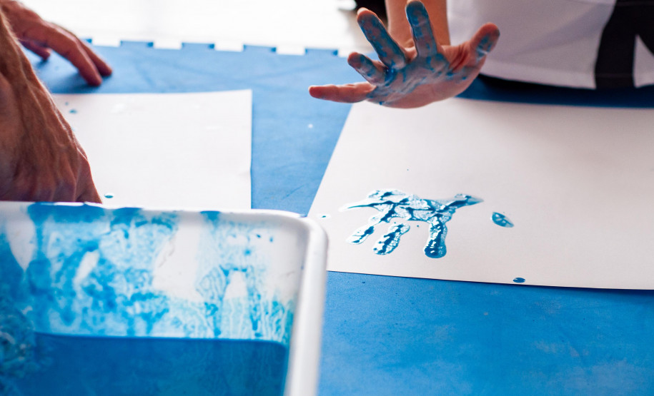 MON promove oficina sensorial para bebês inspirada na exposição de Miguel Bakun