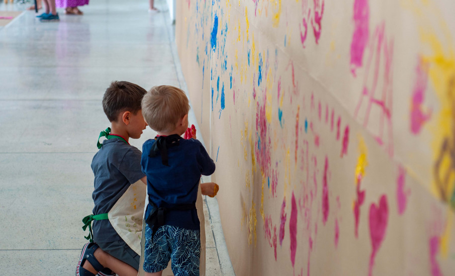 MON promove oficina sensorial para bebês inspirada na exposição de Miguel Bakun