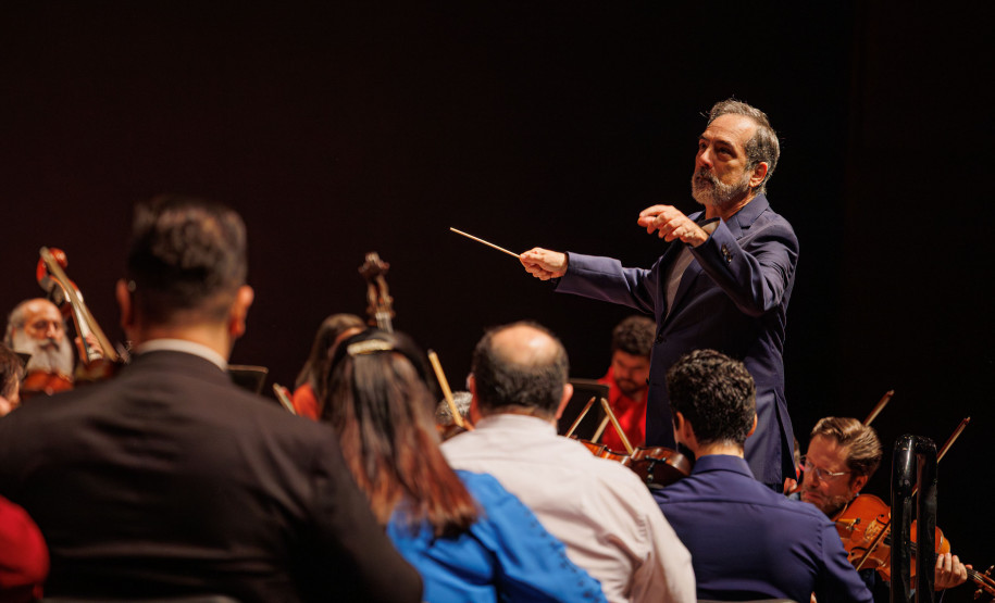 Orquestra Sinfônica encanta plateia lotada do Guaíra com repertório dos Beatles