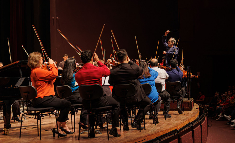 Orquestra Sinfônica encanta plateia lotada do Guaíra com repertório dos Beatles