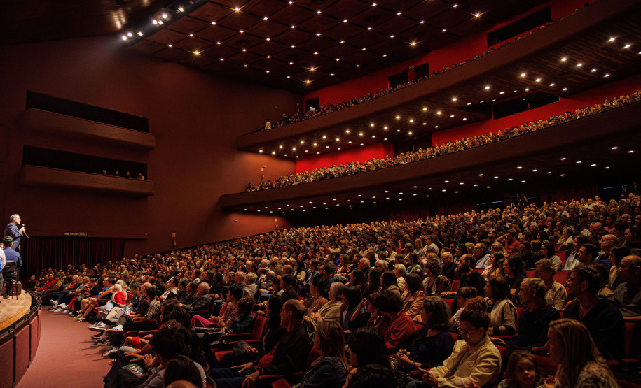 Orquestra Sinfônica encanta plateia lotada do Guaíra com repertório dos Beatles