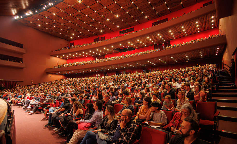 Orquestra Sinfônica encanta plateia lotada do Guaíra com repertório dos Beatles