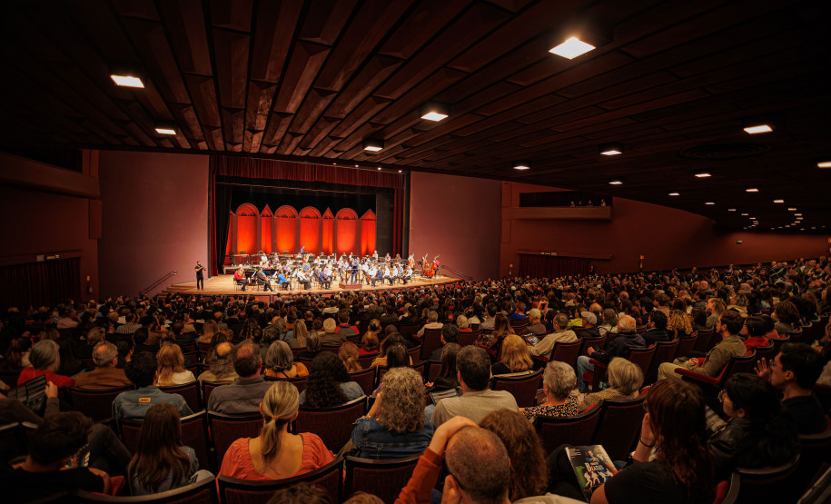 Orquestra Sinfônica encanta plateia lotada do Guaíra com repertório dos Beatles